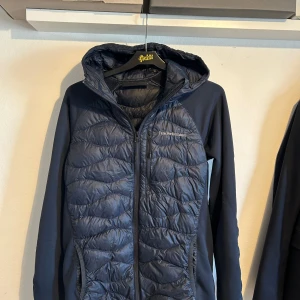 Peak Performance Cardigan - Sjukt fin cardigan till sommar/våren. Är i storlek S och jackan är mycket bekväm!