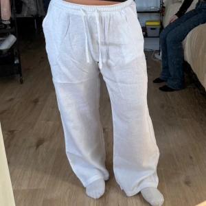 Beige byxor från Madlady - Snygga beige byxor från Madlady med en avslappnad passform. De har en elastisk midja med snörning för extra komfort. Perfekta för en casual look.