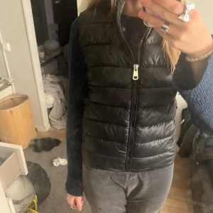 Svart väst med dragkedja - Snygg svart väst med dragkedja framtill. Perfekt till kallare sommardagar. Västen har en stilren design och passar till många olika outfits.🩷 endast använd 3 gånger 