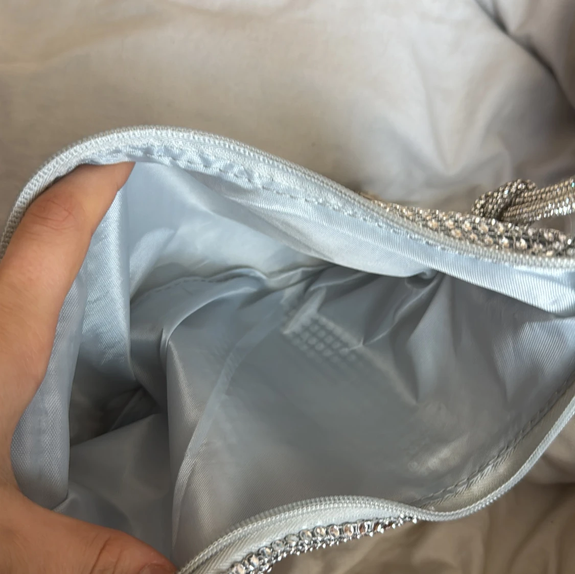 Silvrig axelväska med paljetter - 1