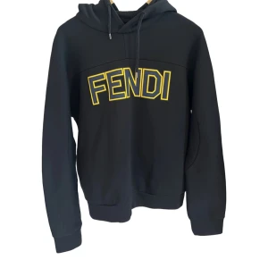 Svart hoodie från Fendi - Fet  hoodie från exklusiva Fendi. Bra skick! Storlek L. Givetvis äkta. Kan LC-checkas. Nypris 500 euro! Passa på göra sjukt kap. 