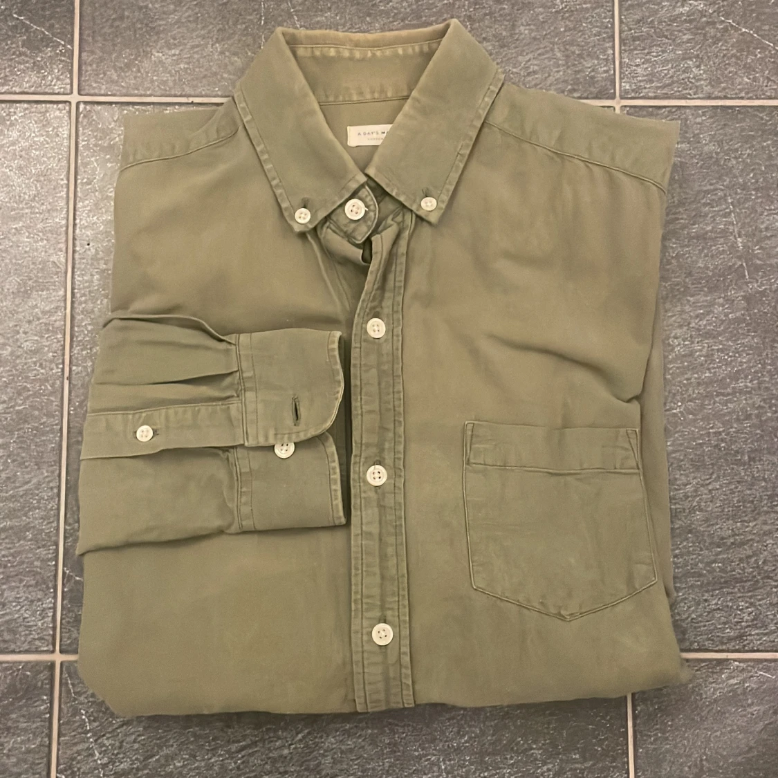 Olivgrön skjorta från A DAY’S MARCH