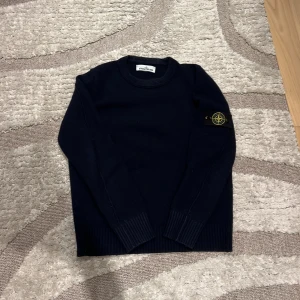 Stone island stickad - Säljer en stilren svart tröja från Stone Island i storlek M men passar även S för ett pris av: 549kr