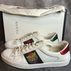 Gucci ace tiger sneakers - Mycket fint skick | Size uk 9 passar 43  | box dustbag och kort medföljer | Följare får 100 kr rabbat | fraktar spårbart inom 24 timmar med PostNord eller instabox |