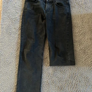 Svarta jeans - Svarta jeans från Only & Sons, egde loose modell. Väldigt bra skick, storleken W:32 L:34.