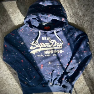 Superdry Hoodie  - Just nu säljer jag en unik marinblå limited addition superdry hoodie. Hoodien är skitsnygg och är praktiskt taget oanvänd. Modellen på bilden är 185 cm/75 kg. Det står att den är Large men är liten i storleken så passar mig jättebra som vanligtvis är en m. Nypris: 1150, mitt pris: 475. Tveka inte på att ställa några frågor eller be om fler bilder.