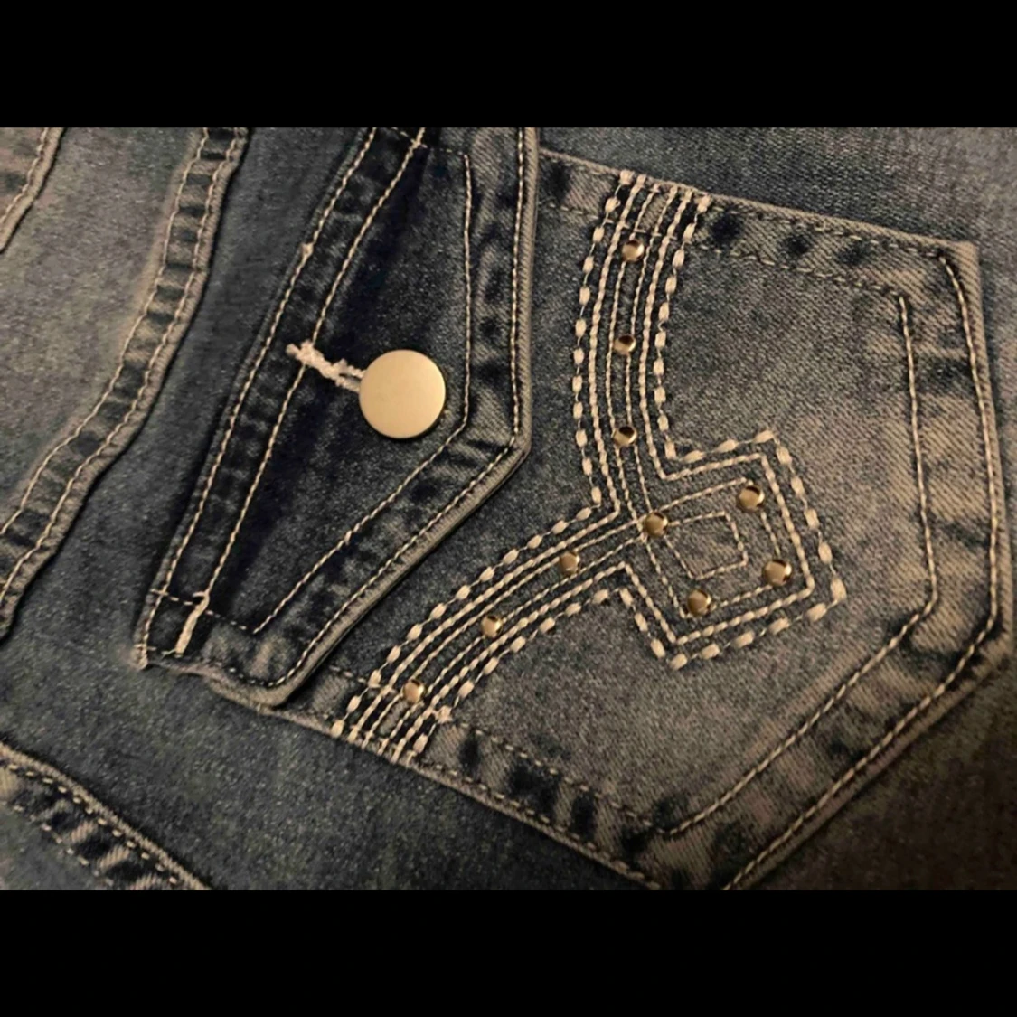 Blå jeans med broderade bakfickor - 2