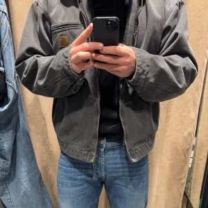 Vintage Carharrt jacka - Säljer nu min vintage carharrt jacka då jag börjar bli lite för mkt av ett svullo, den är i bra skick och har ett fint stuk då den är vintage precis som man vill ha dessa jackor enligt mig! Fler bilder kommer strax skriver inte annonsen hemmifrån! 