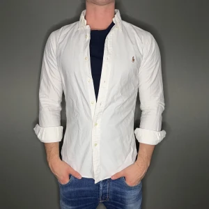 Ralph lauren skjorta - Hej säljer nu min fina Ralph Lauren skjorta i storlek S. Den är i nyskick och kommer vara otroligt snygg nu i vår och framåt sommaren. Nypris cirka 1600kr! Vi kommer att sälja liknande produkter nu i vår och närmare sommar så glöm inte följa profilen!🌊🍾