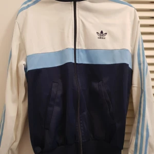 Adidas retro - Väldigt fin tröja med dragkedja och hög krage.