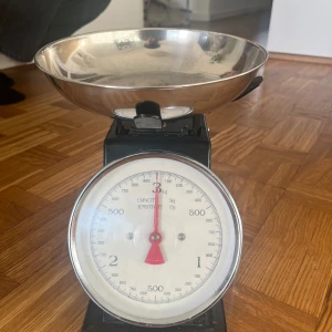 Klassisk köksvåg med metallskål - Säljer en retro köksvåg med en avtagbar metallskål. Vågen har en kapacitet på upp till 3 kg och en tydlig analog skala. Perfekt för bakning och matlagning där precision är viktigt. Skålen är lätt att rengöra och vågen har en stabil bas.