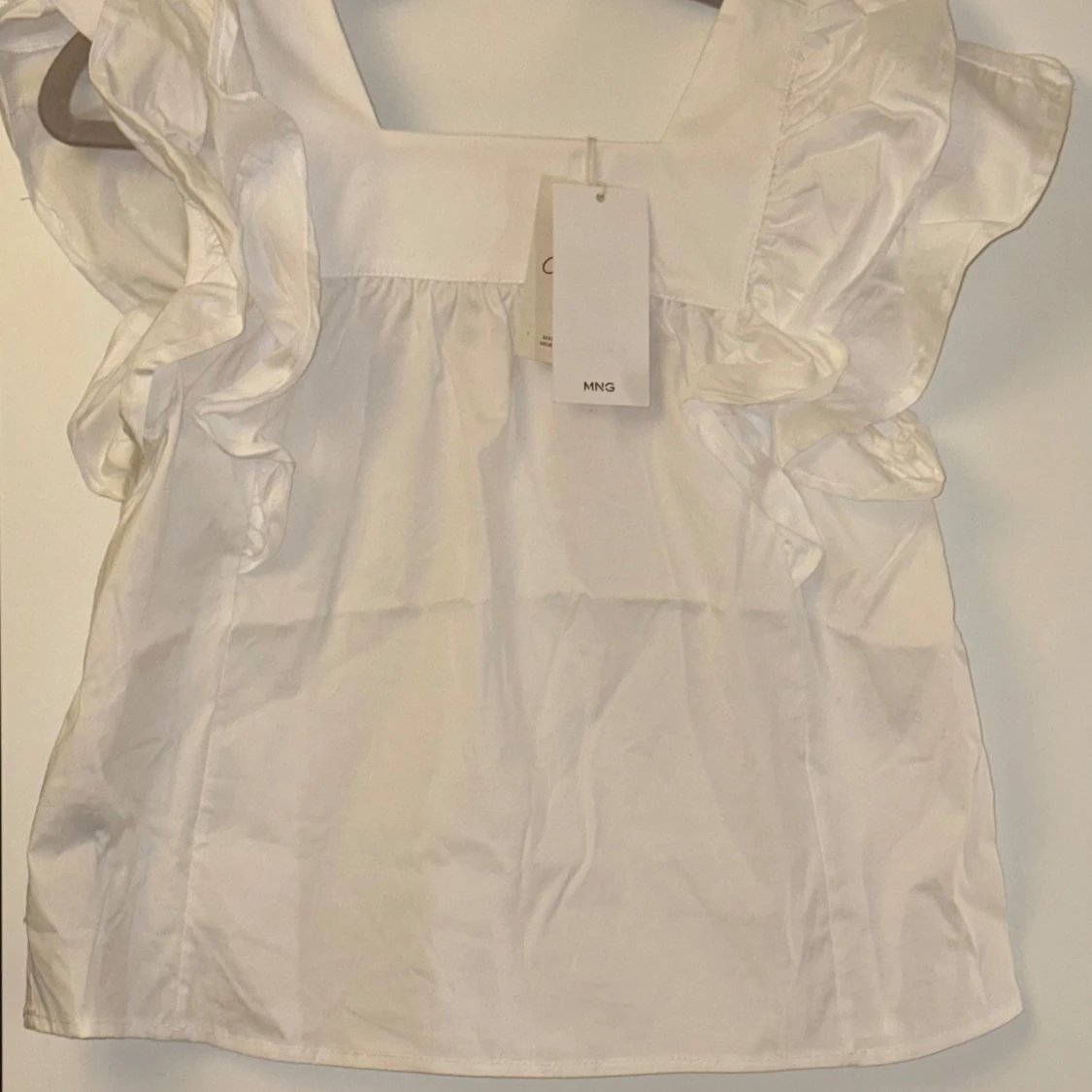 Vit blus med volanger  från MNG