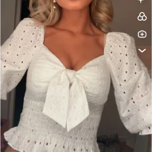 Så söt topp  - Säljer denna världens sötaste topp som är sååå najs och snygg❤️❤️❤️❤️🫶🏼🫶🏼