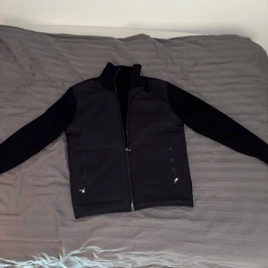 Tunn marinblå jacka från Massimo Dutti - En jacka perfekt för sommaren, riktigt stilren och skön. Storlek är L men skulle säga att den är mellan L-M.Kom PM för mer bilder. Köparen står för frakt. 