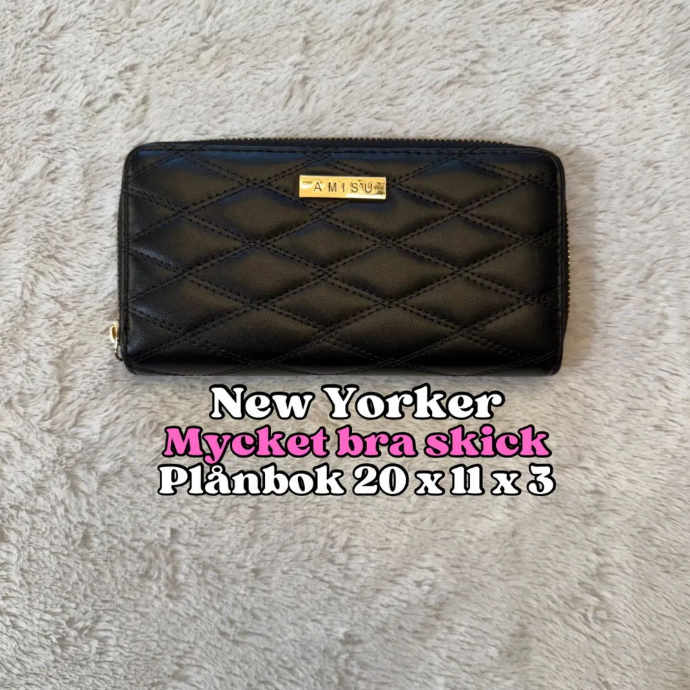 Jättefin plånbok ifrån New Yorker i svart och guld. Lite märken på Amisu loggan. Annars i mycket bra skick. 💕Mått: 20cm x 11cm x 3cm. Skriv jättegärna ett omdöme efteråt. Snabb leverans. 🚚 . Laukut & Käsilaukut.