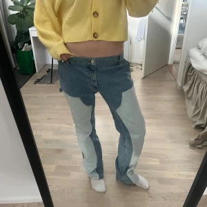 Fillipa K jeans  - Unika jeans från Filippa K. Använda två ggr. Perfekta på mig som är 175. Mindre i storleken, har vanligtvis 38