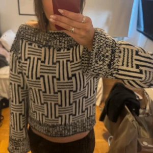 Svartvit stickad tröja - Supersnygg stickad tröja från lindex. skriv om ni har några frågor