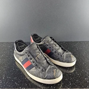 Gucci ace skor  - Ett par sjukt schyssta gucci ace skor! Dessa är väldigt unika och eftertraktade. Mitt pris: 2499, priset är ej hugget i sten. Storlek 41 men passar också 42. Det kommer med skosnören. Hör av dig vid minsta fråga eller fundering🙌