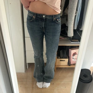 Weekday jeans  - Säljer dessa mörkblå low waist bootcut jeans från weekday, används fåtal gånger och är i nyskick🤗skriv om ni undrar något mer!