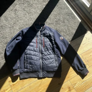 Cardigan jacka  - Cardigan Jacka ifrån Koröshi i storlek XL men sitter som en L. Den är 70cm i längd från axlarna och ner till midjan. Den är regularfit men närmre mot slim. Den är tunt fodrad och är perfekt till vår, sena sommarkvällar och höst. Perfekt till dig som är mellan 185-190cm.