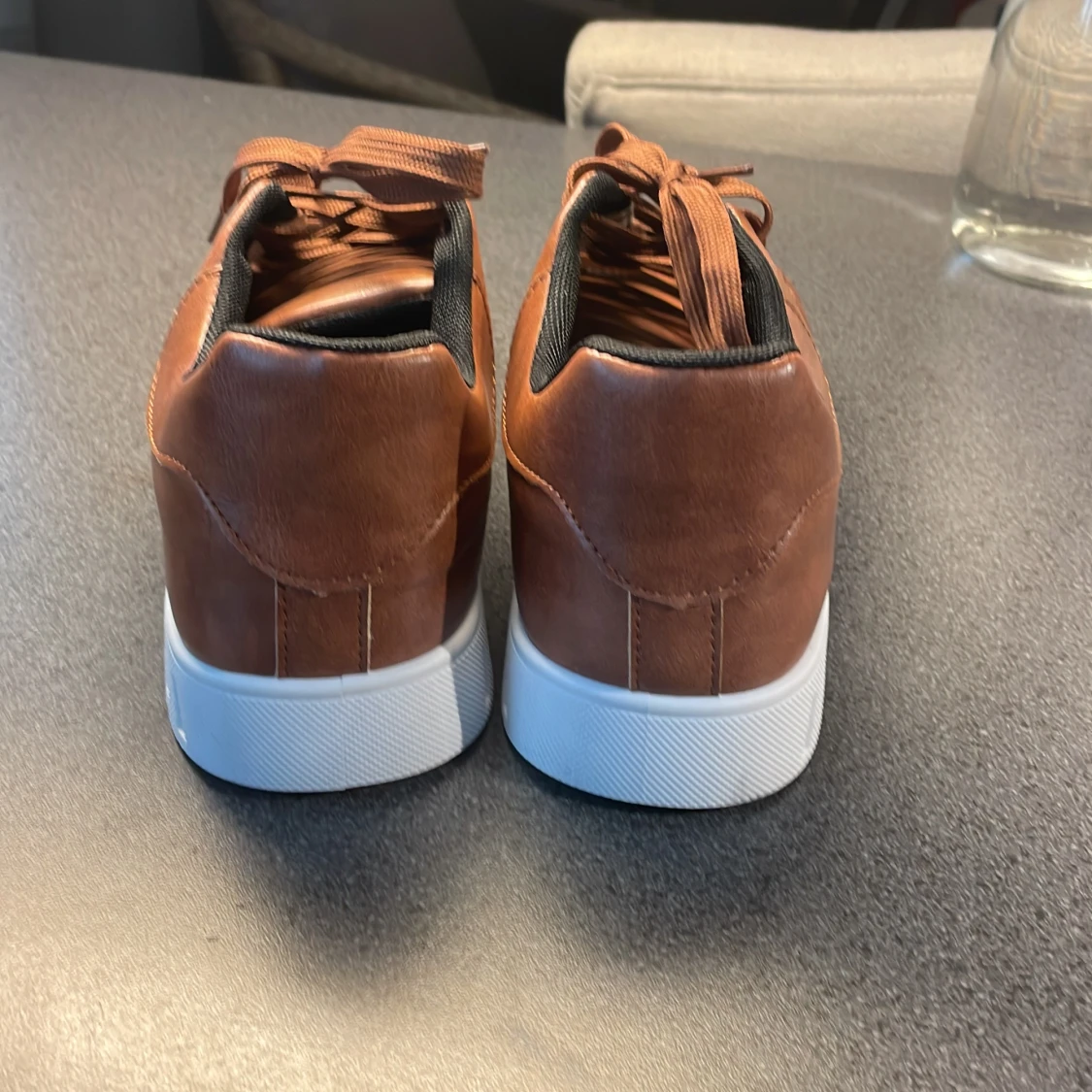 Bruna sneakers med vit sula - 1