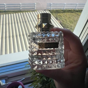 Valentino Donna 30ml - En äkta valentino donna parfym. 30ml men syns på andra bilden hur mycket som finns kvar (nästan full).