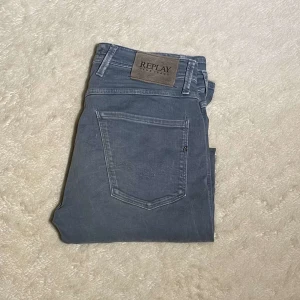 Blå  jeans från Replay - Blå replay anbass jeans i strl 31. Jeansen har en normal passform. Mycket gott skick.