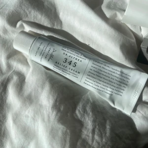 Dr. Althea 345 relief cream - Säljer denna populära koreanska acne krämen ifrån dr. Althea, som i princip är slutsåld hela tiden! Den passade tyvärr inte min hudtyp så säljer vidare🥲🙌🏼 Jag har endast använt den 3 gånger och tagit väldigt lite produkt så den är i princip helt full!🤍 kostade 369kr som ny exkl frakt! Prutat och klart!