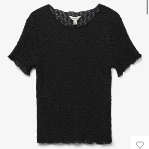 Svart T-shirt med blommig spets - Säljer en svart t-shirt med blommig spets. Storlek S och knappt använd.