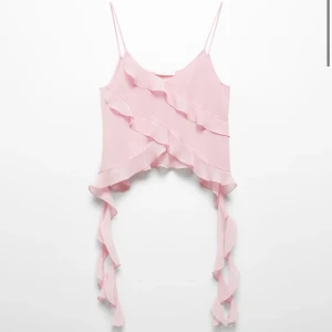 Rosa volanglinnetopp - Säljer en söt rosa linnetopp med volanger och smala axelband. Toppen har en luftig och lätt design, perfekt för varma dagar. De långa volangerna ger en extra touch av stil. Passar bra till både jeans och kjol. Prislapp kvar 