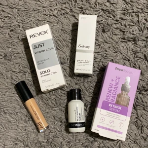 Hudvårdsprodukter och concealer - Samling av hudvårdsprodukter inklusive Revox Vitamin C-serum, The Ordinary AHA 30% + BHA 2% Peeling Solution, The Inkey List Hyaluronic Acid, Face Facts Retinol Serum och en concealer från e.l.f. Perfekt för en komplett hudvårdsrutin.