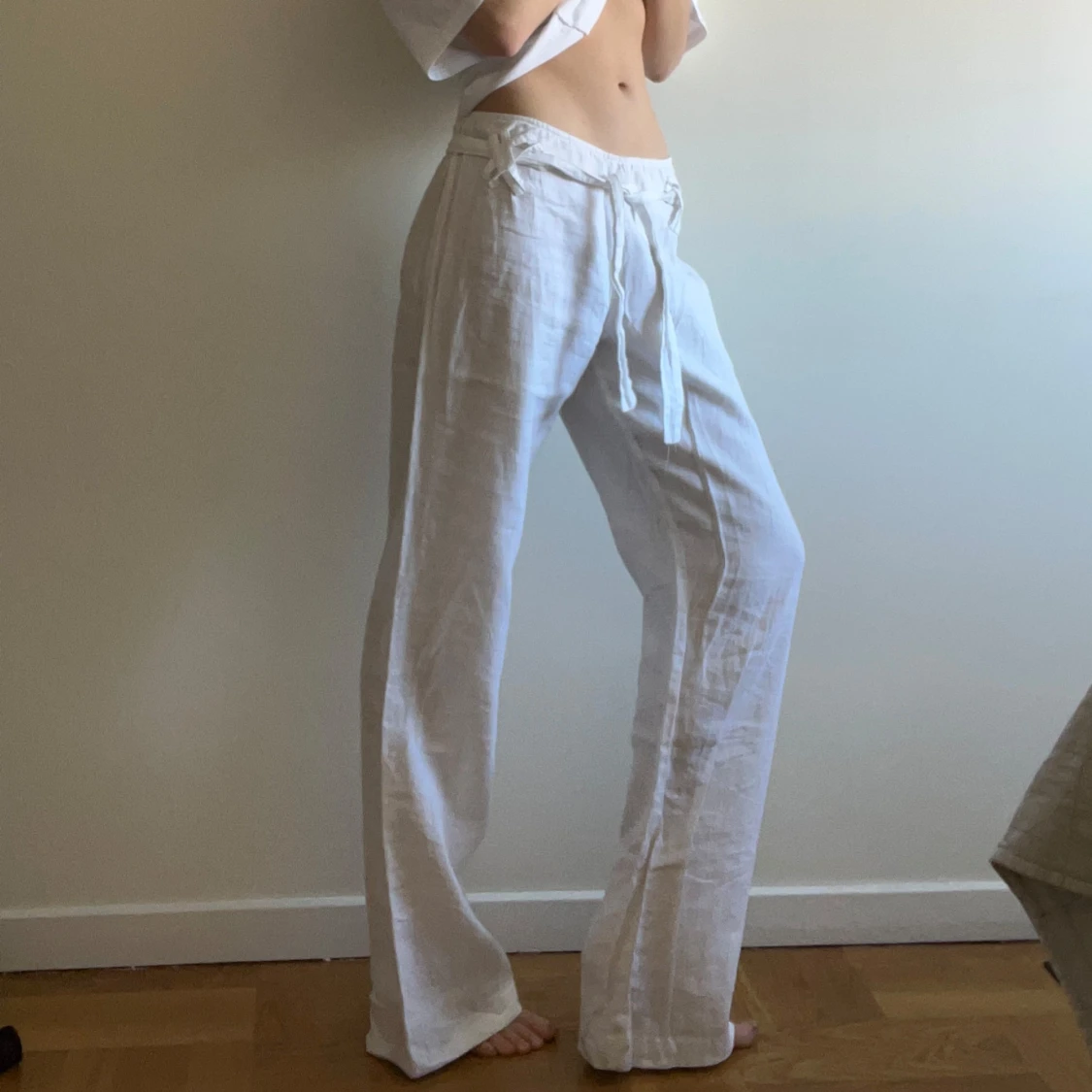 Vita linnebyxor med knytband