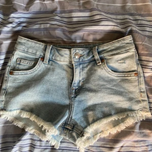 Lågmidjade jeansshorts - Säljer dessa jättefina jeansshorts, som knappt är använda💕 