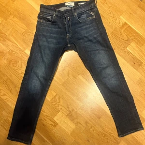Mörkblå grover repley jeans  - Säljer ett par Grover Replay jeans i denimblå färg på Plick! Väldigt bra skick, snygg passform och grym kvalitet. Perfekta både till vardags och fest! Pris kan diskuteras – först till kvarn storlek 30/30 