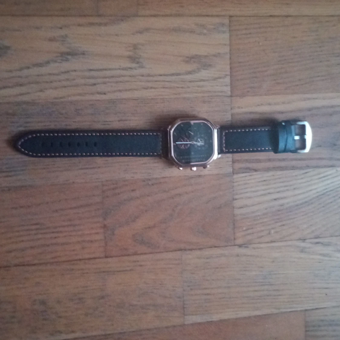 Svart och guld klocka med fyrkantig urtavla Magnus Dagur - 1