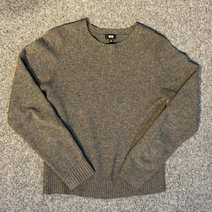 Grå stickad tröja från Uniqlo - Säljer en grå stickad tröja från Uniqlo. Storlek XS 