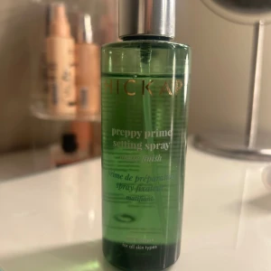Preppy Prime Setting Spray från Hickap - Preppy Prime Setting Spray från Hickap med en matt finish. Denna gröna flaska är 100% vegansk och passar alla hudtyper. Perfekt för att hålla sminket på plats hela dagen. Endast testad 