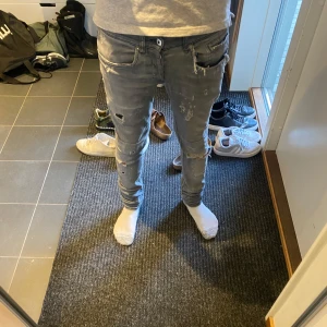 Gråa dondup jeans  - Säljer ett par feta dondup jeans. Säljer dom för att de är för små. Retail ligger på 3500kr minst. Priset kan diskuteras! 