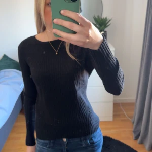 Svart ribbad tröja från ONLY - Storlek M. Bra skick