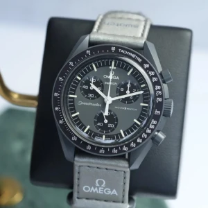 Omega x Swatch Speedmaster MoonSwatch - Säljer en Omega x Swatch Speedmaster MoonSwatch 'Mission to Mercury' 41mm. Klockan har en grå biokeramisk boett och en matchande grå textilrem. Den har en svart urtavla med vita detaljer och en tachymeterskala på ringen. Perfekt för den stilmedvetna! (Det här är en förbeställning. Frakten tar 2–4 veckor och du kommer att få uppdateringar om leveransen via mail eller SMS.) 
