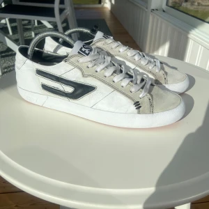 Diesel skor - Tjena, säljer ett par diesel skor i ett fint skick. Skorna kostar 2400 nya och mitt pris är 1200! Skorna är egentligen storlek 41, men sitter som ett par 42! Hör av er om ni har några frågor/fler bilder! 