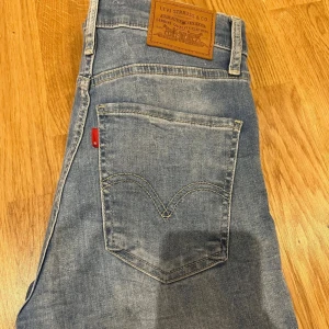 Levi's jeans  - Snygga ljusblå Levi's Mile High Super Skinny jeans med hög midja. Väldigt bra skick storlek 25 