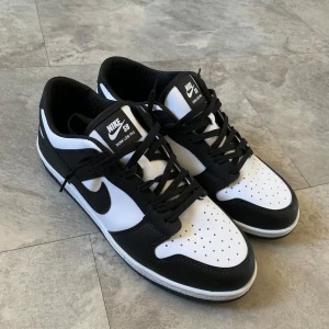 Nike Dunk Low panda - Snygga Nike Dunk Low SB sneakers i klassisk svart och vit färgkombination. Helt oanvända men inte bästa kvaliteten därav priset. 