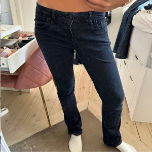 Mörkblå jeansbyxor - Snygga mörkblå/svarta jeans, säljer då de inte längre kommer till användning. De har gått sönder i mitten men har sytt igen och de är igentligen inget som syns när man har dom på sig❤️