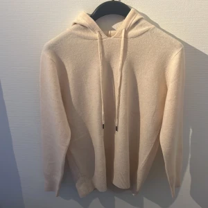 Beige Kashmir hoodie - Säljer en stilren beige Kashmir Huddie som är perfekt nu till vintern. Den är knappt använd och därav är skicket-10/10 inga defekter. Vid mer frågor är det bara o höra av sig🥂