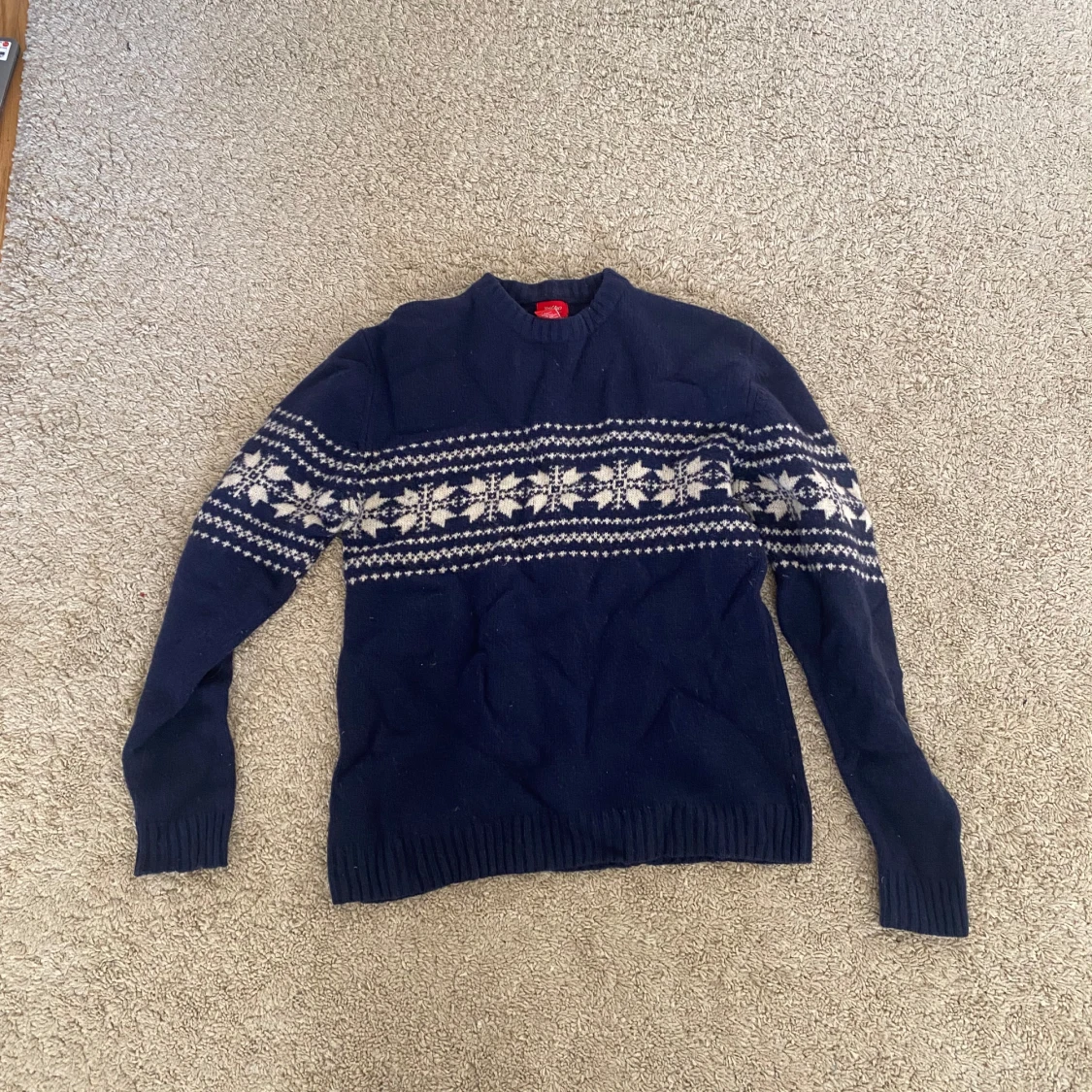 Mörkblå stickad tröja med mönster