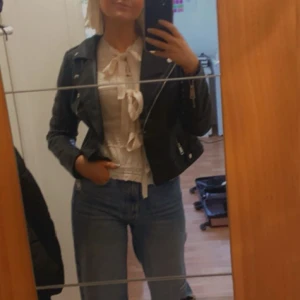 Svart skinnjacka  - Svart skinnjacka 🖤