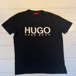 Hugo Boss T-shirt - Sparsamt använd. Köpt för 550kr. Först till kvarn!