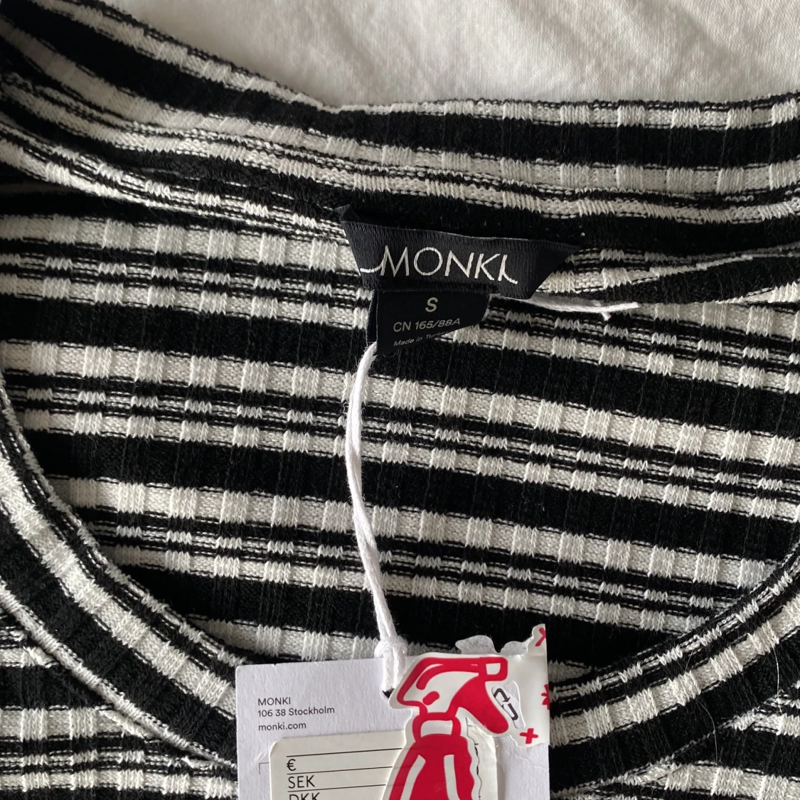 Svartvit randig croppad topp från Monki - 1