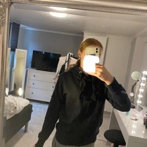 Svart hoodie - Säljer den här basic hoodien i strl xs 🫶🏻 skriv om ni har frågor :)
